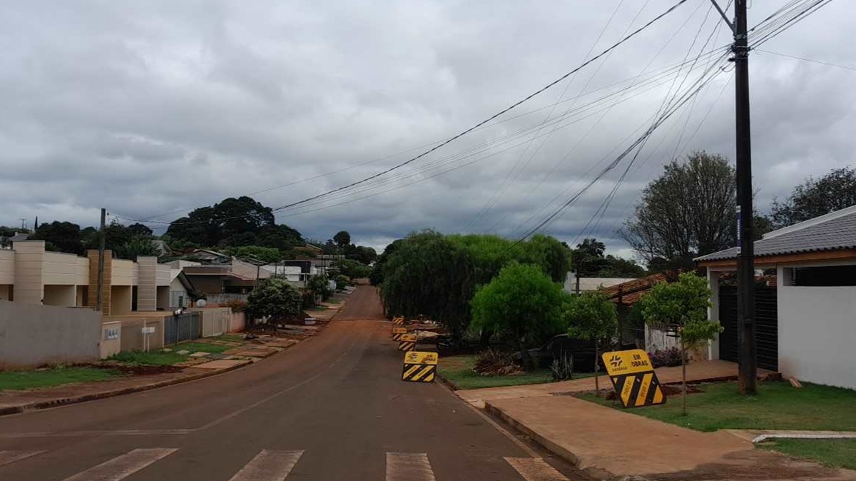 Mostra implantação da rede de esgoto em Roncador