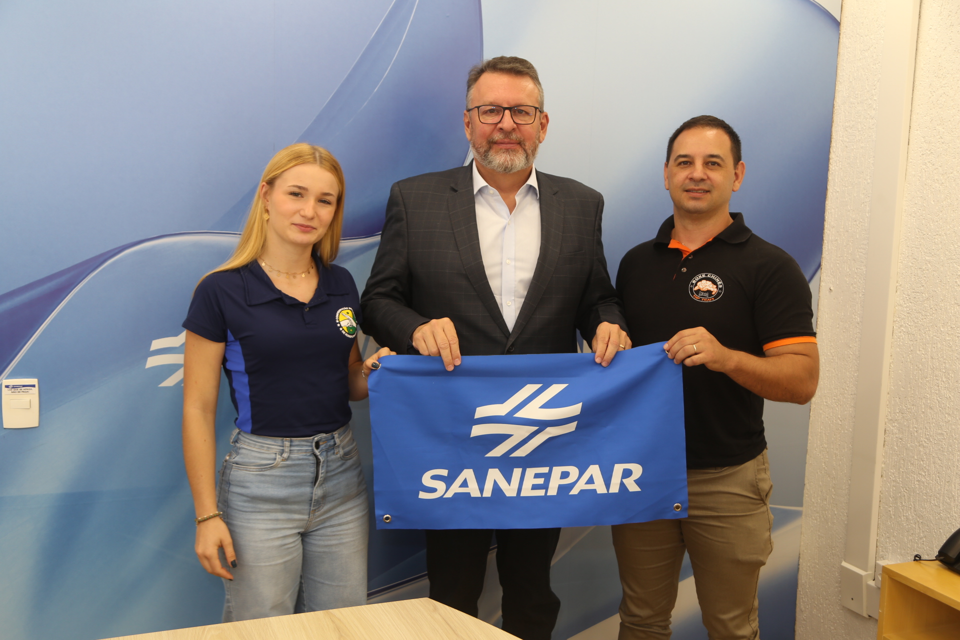 presidente da Sanepar ledeado pela atleta Amanda e treinador