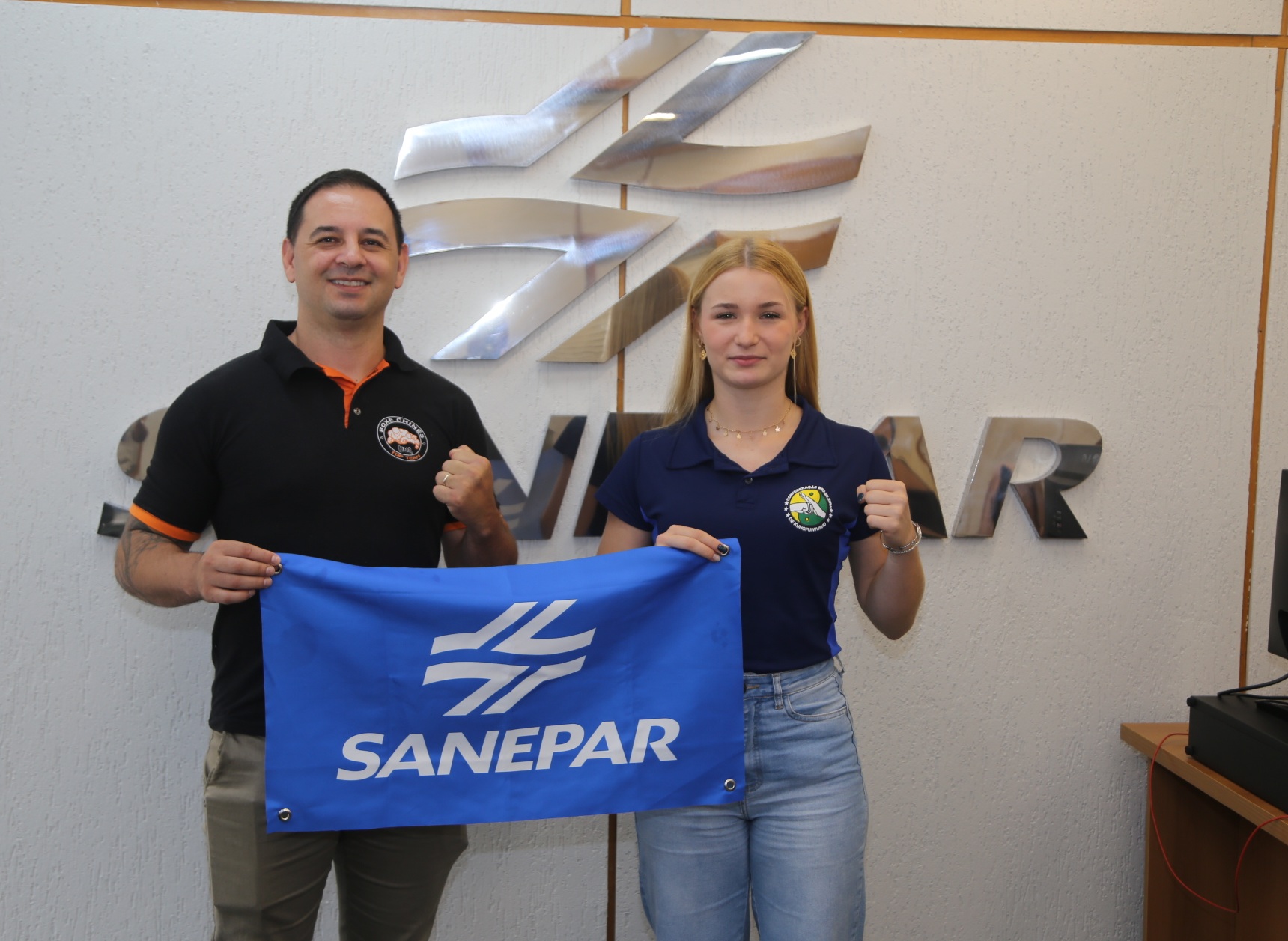 Atleta Amanda ao lado do treinador