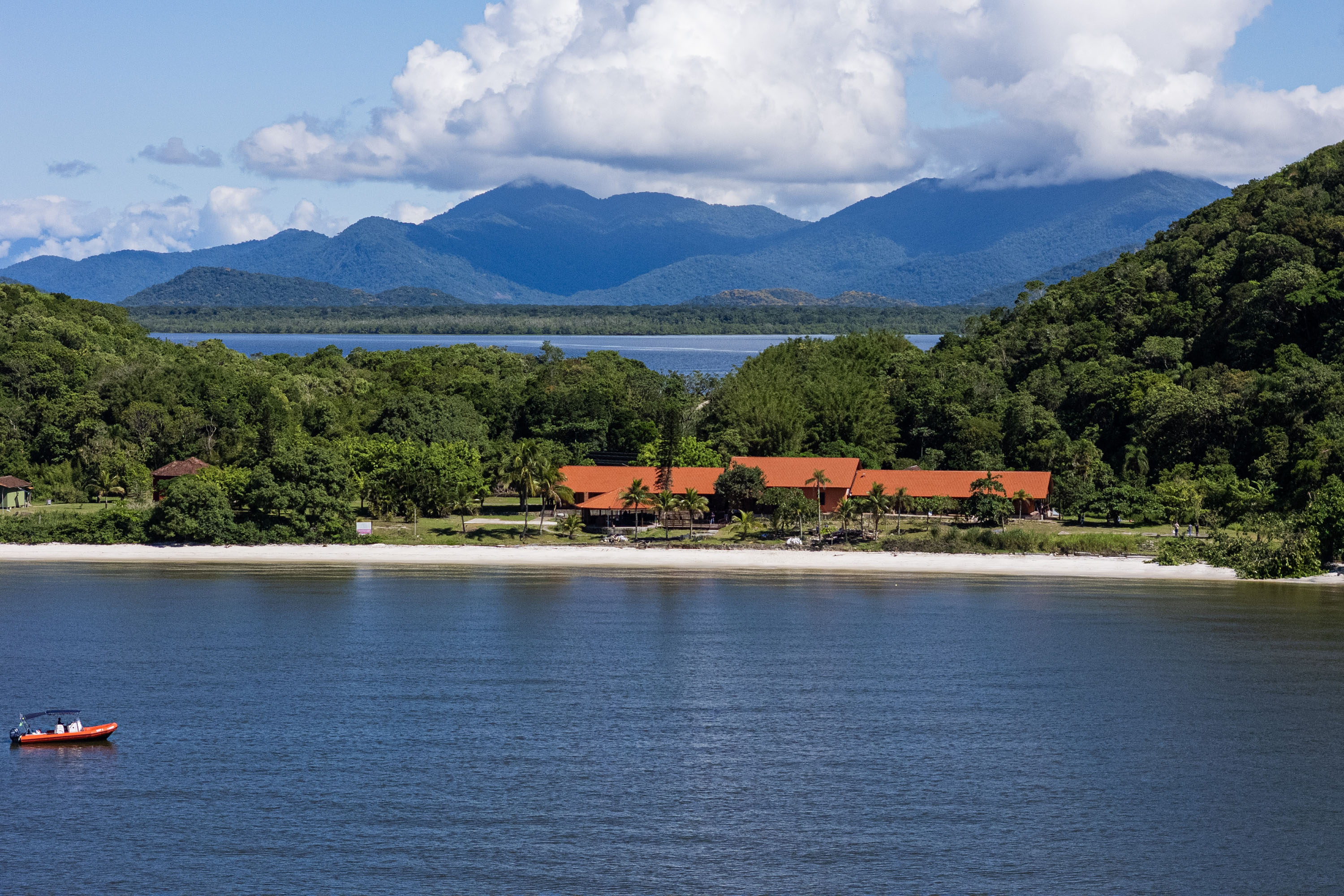 Ilha das Cobras, mostrando Escola do Mar
