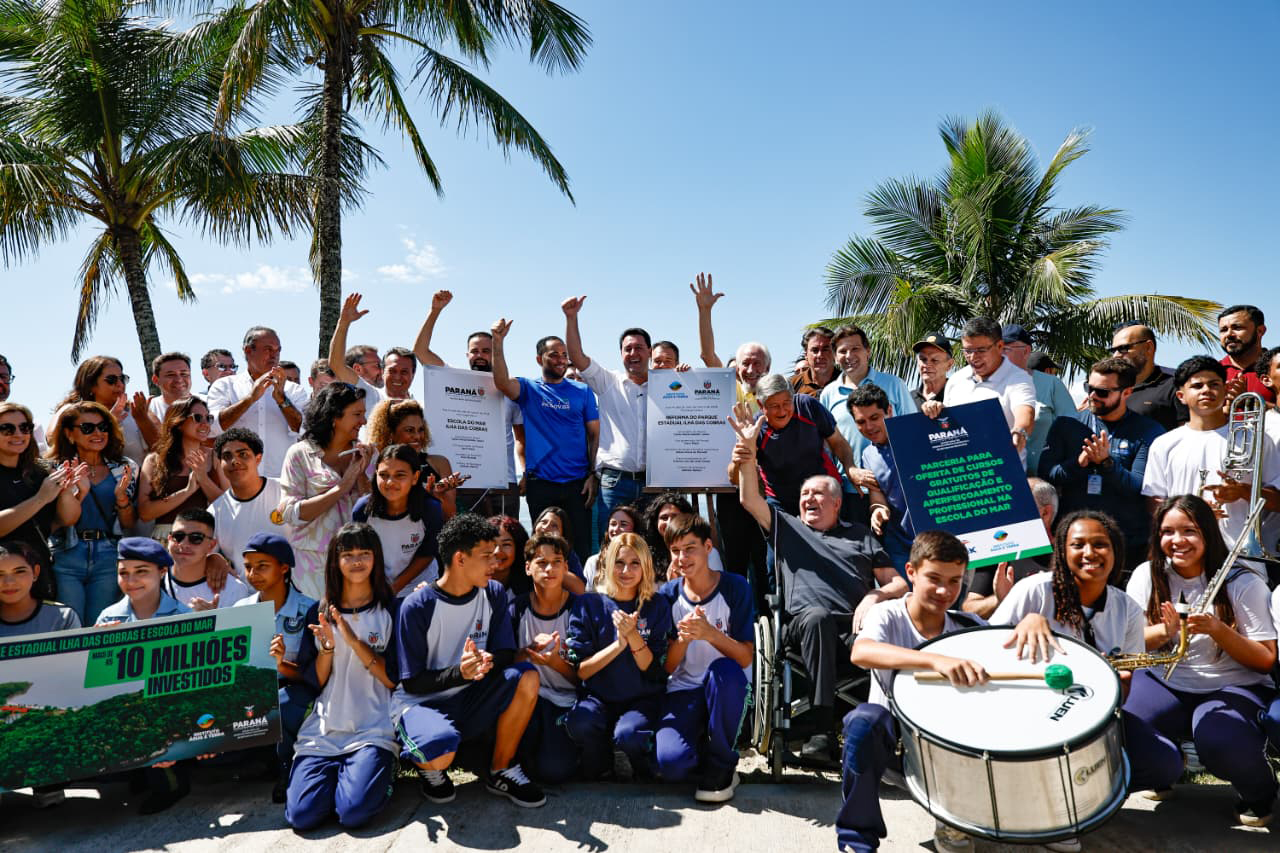 alunos comemoram escola do mar