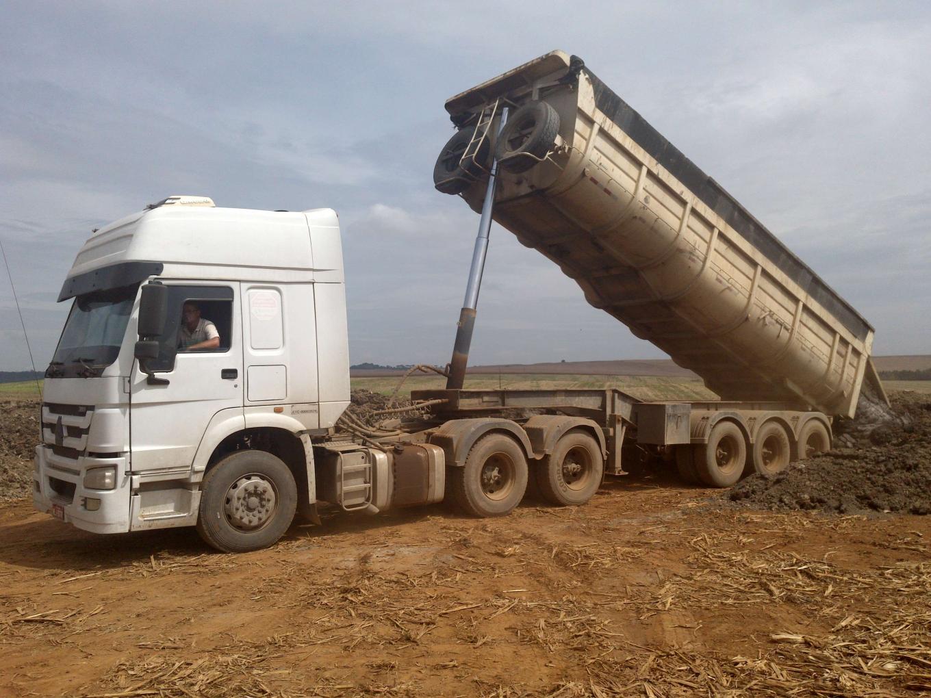 Caminhão Despejando Lodo 