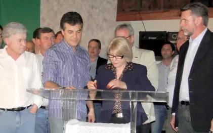 130823_-_uniao_da_vitoria_assina_contrato_programa_-_gov_-_rossoni_richa_emilia_e_prefeito_ivo.jpg