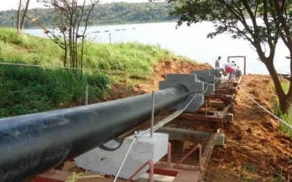 131216_balanco_obras_foz_e_sao_miguel_do_iguacu_-emissario_subaquatico._trabalho_colocacao.jpg