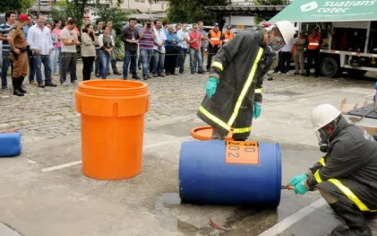 140324_simulacao_acidente_produto_perigoso_2.jpg