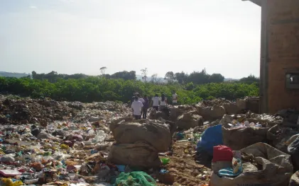 140627_-_reserva_-_alunos_visitam_lixao_da_cidade_1.jpg