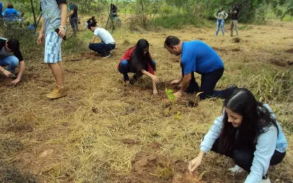170510_umuarama_realiza_plantio_de_arvores_na_ete_pinhalzinho1.jpg