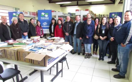 170807_-_guaraniacu_-_entrega_livros_biblioteca.jpg