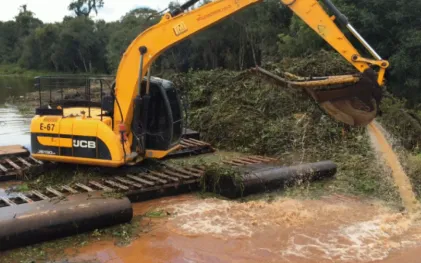 escavadeira_anfibia_usada_pela_sanepar_em_outras_ocasioes.gif