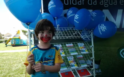 igor_foi_uma_das_criancas_que_se_divertiu_com_os_baloes_da_sanepar.jpg