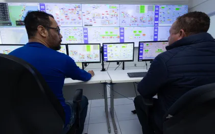 Equipes trabalham no Centro de Controle Operacional de Matinhos