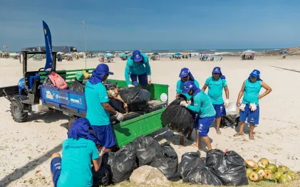 Equipes de limpeza da Sanepar fazem a coleta de resíduos na orla da praia em Matinhos