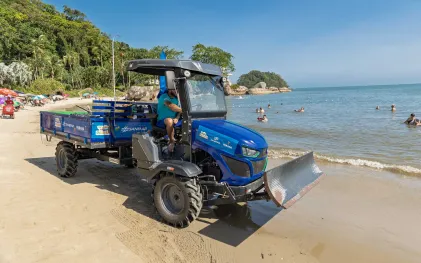 Equipes de limpeza da Sanepar fazem a coleta de resíduos na orla da praia em Matinhos