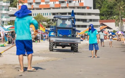 Equipes de limpeza da Sanepar fazem a coleta de resíduos na orla da praia em Matinhos