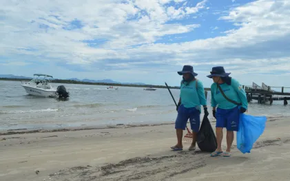 Limpeza da praia na Ilha das Peças