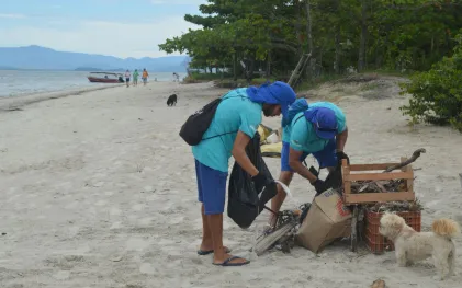 Limpeza da praia na Ilha das Peças
