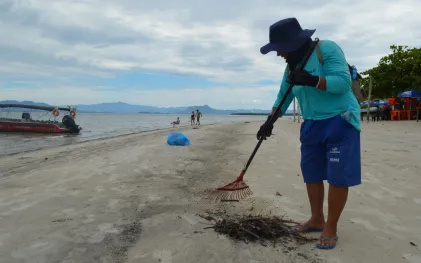 Limpeza da praia na Ilha das Peças