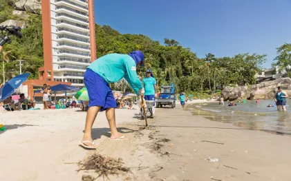Sanepar retira 8,8 toneladas de lixo das praias do Paraná após Réveillon