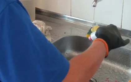 Os técnicos utilizam corantes não poluentes em pias, ralos e vasos sanitários para rastrear o fluxo do esgoto