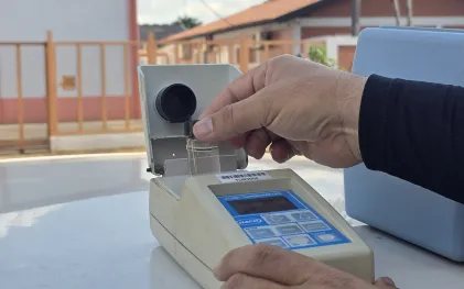 tecnicos da sanepar faz analise da água