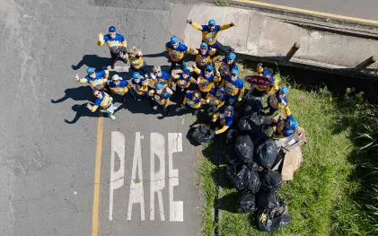 Voluntários da Sanepar limpando as margens do Rio Belém