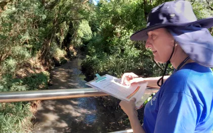 Empregados analisam condições do rio