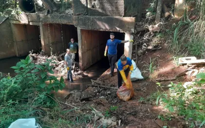Equipe de voluntários da Sanepar limpando rios no Paraná