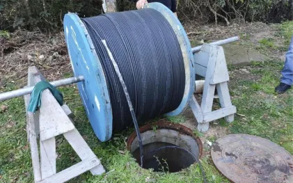 Instalação de redes de fibra óptica em redes de esgoto