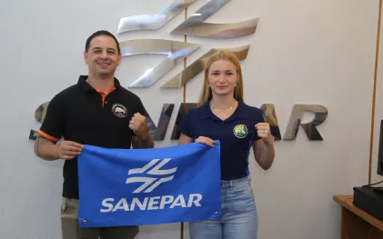 Atleta Amanda ao lado do treinador