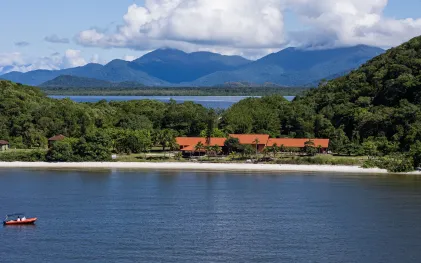 Ilha das Cobras, mostrando Escola do Mar