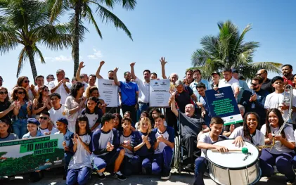 alunos comemoram escola do mar