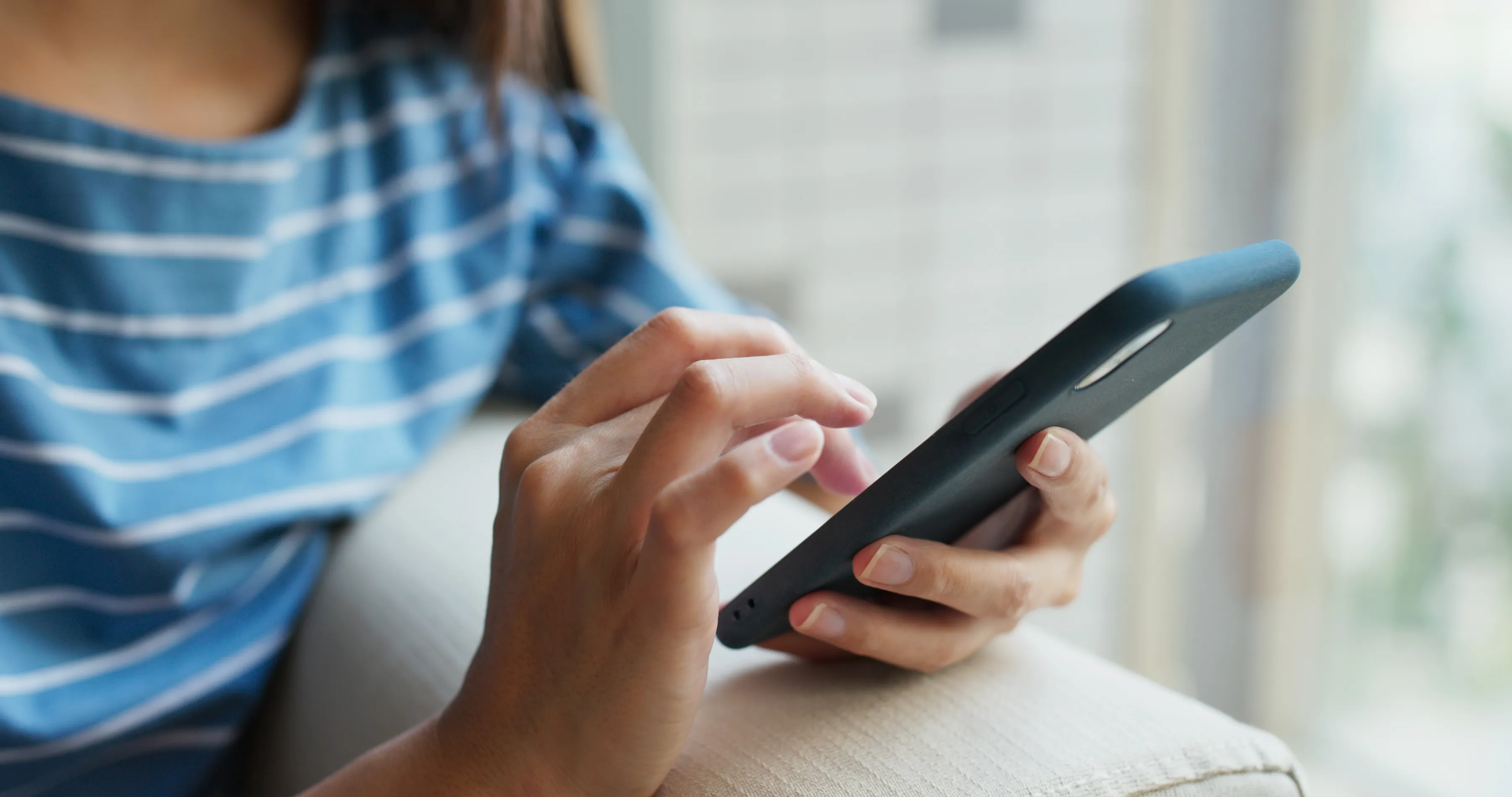 mulher mexendo em um celular