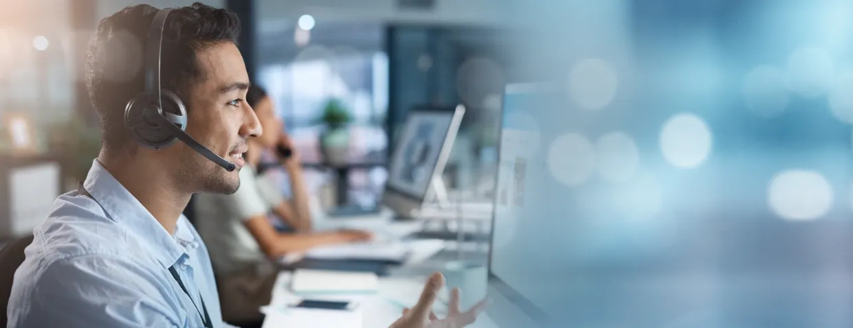 Imagem de um atendente com microfone headset