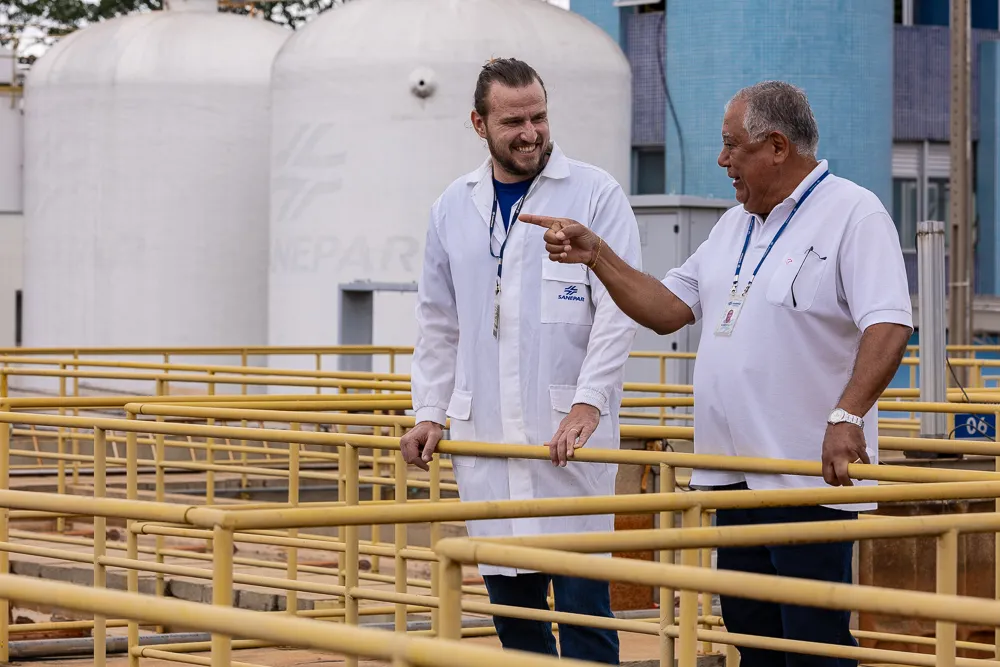 Duas mulheres uniformizadas com roupas azuis e logo sanepar
