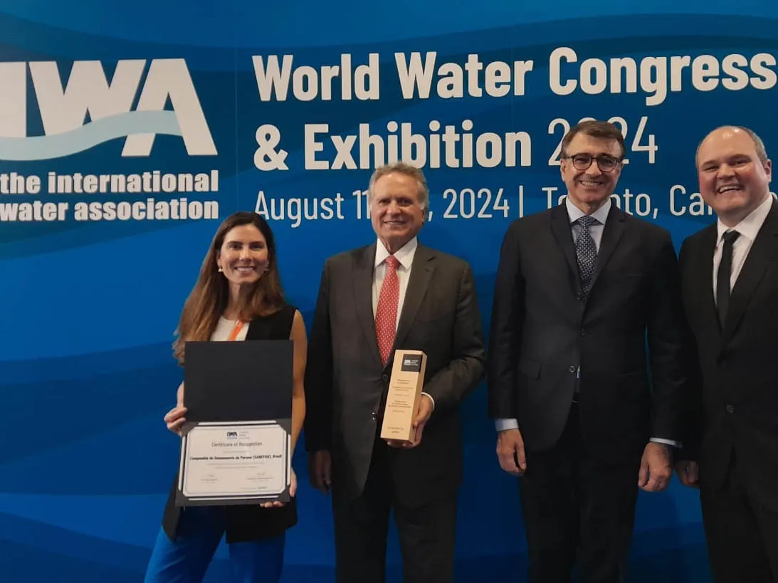 Representantes da Sanepar recebem reconhecimento. 