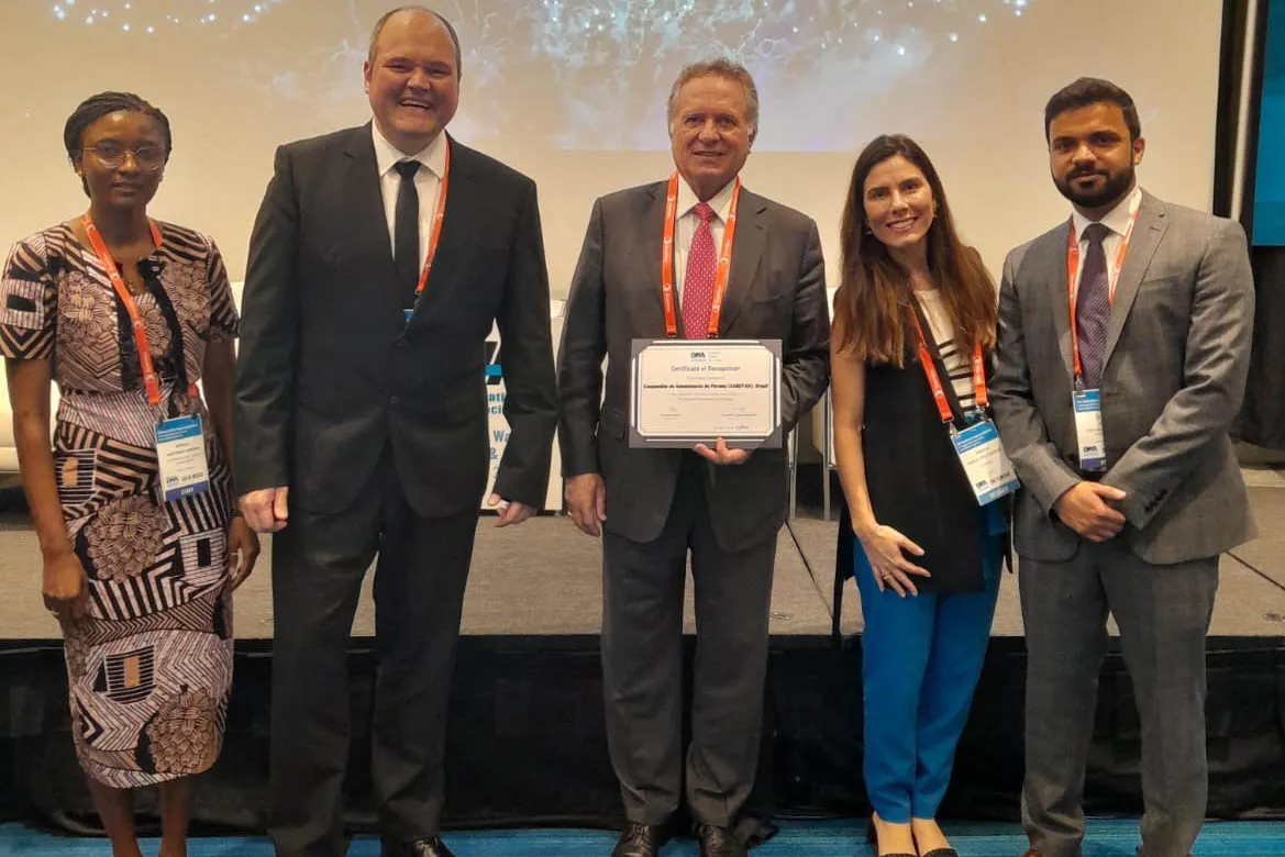 Representantes da Sanepar recebem reconhecimento. 