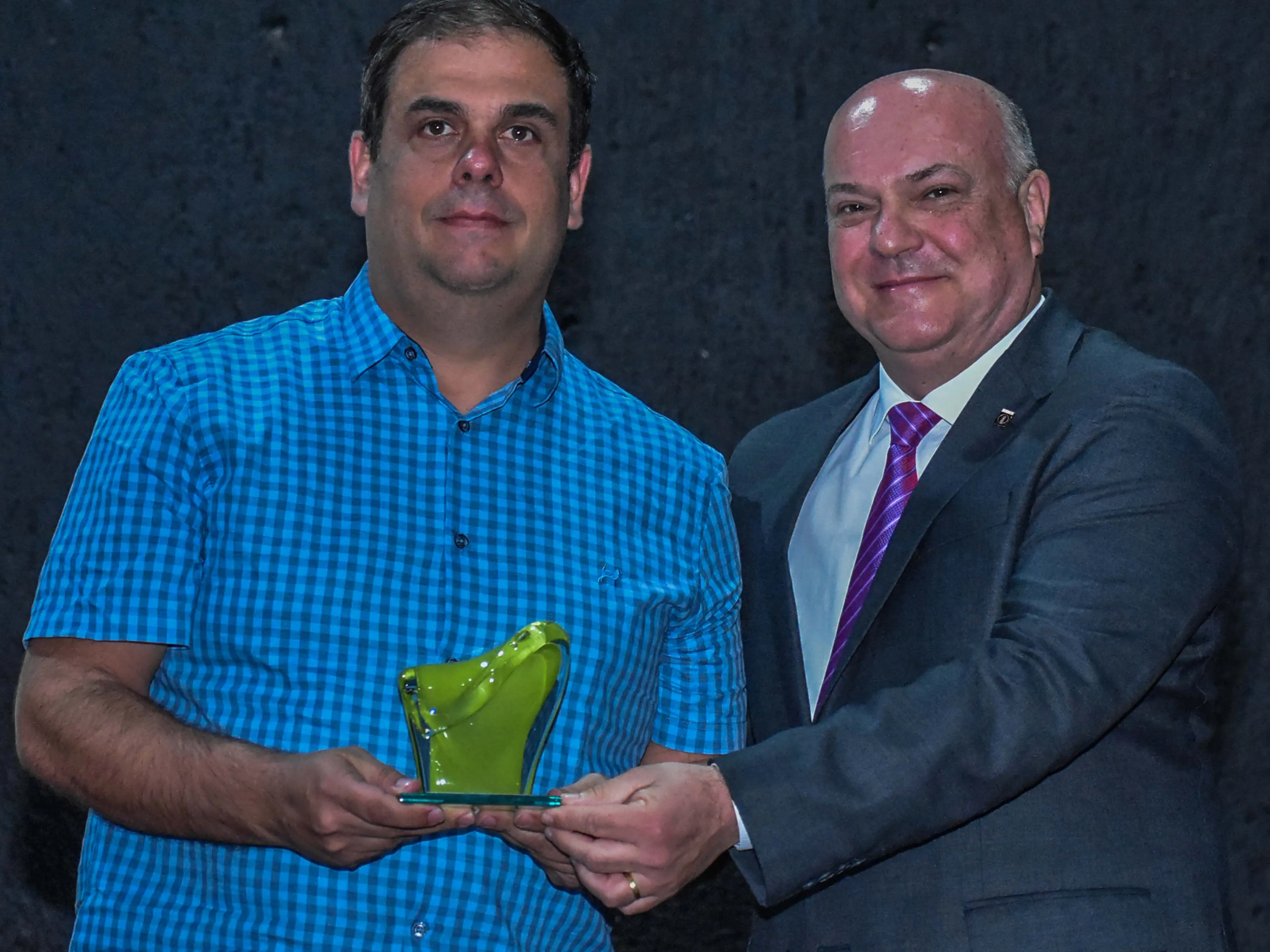 Sanepar recebe prêmio pelo trabalho de limpeza das praias.