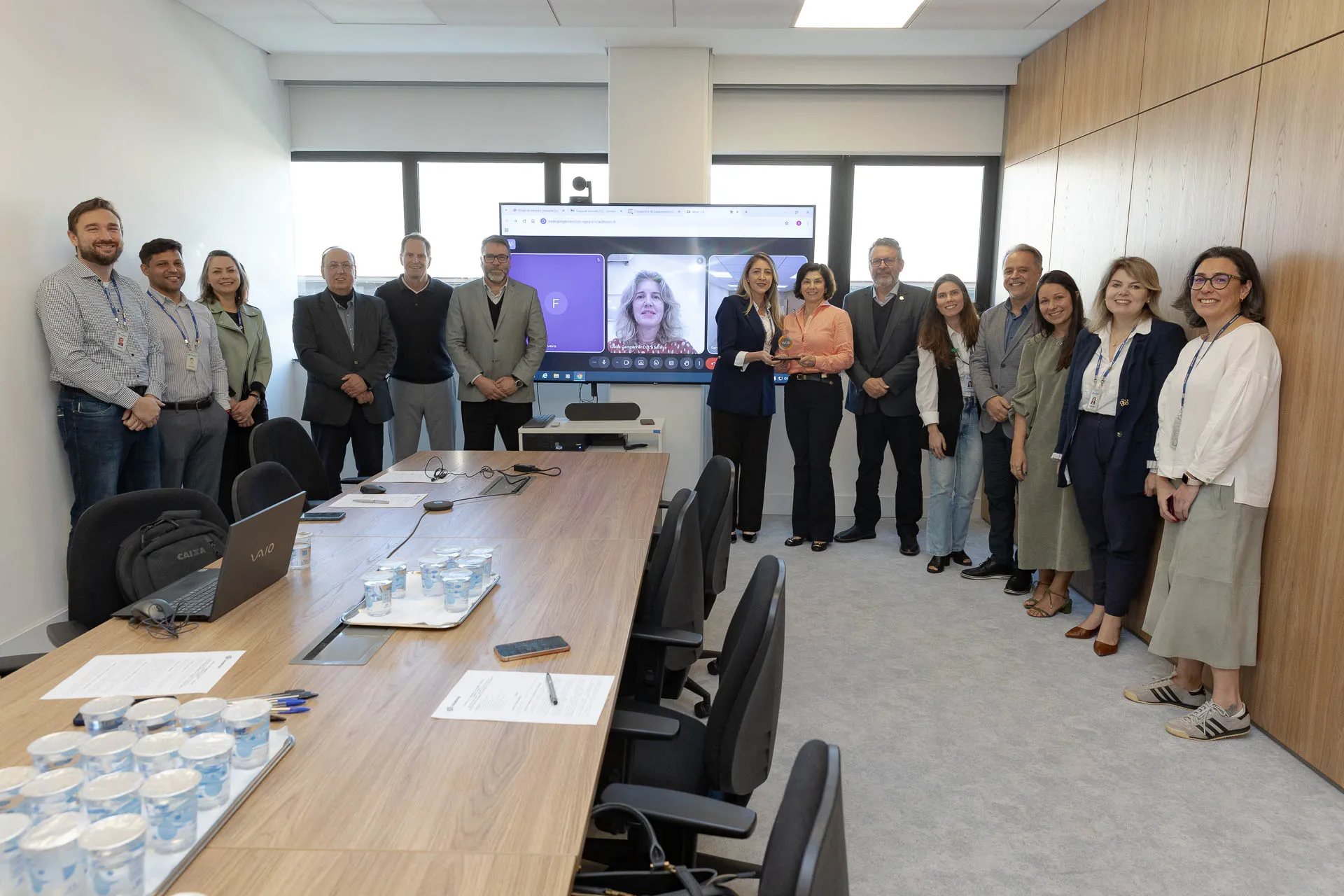 Representantes da Diretoria, Conselho de Administração e Comitê ASG recebem o selo WOB. 