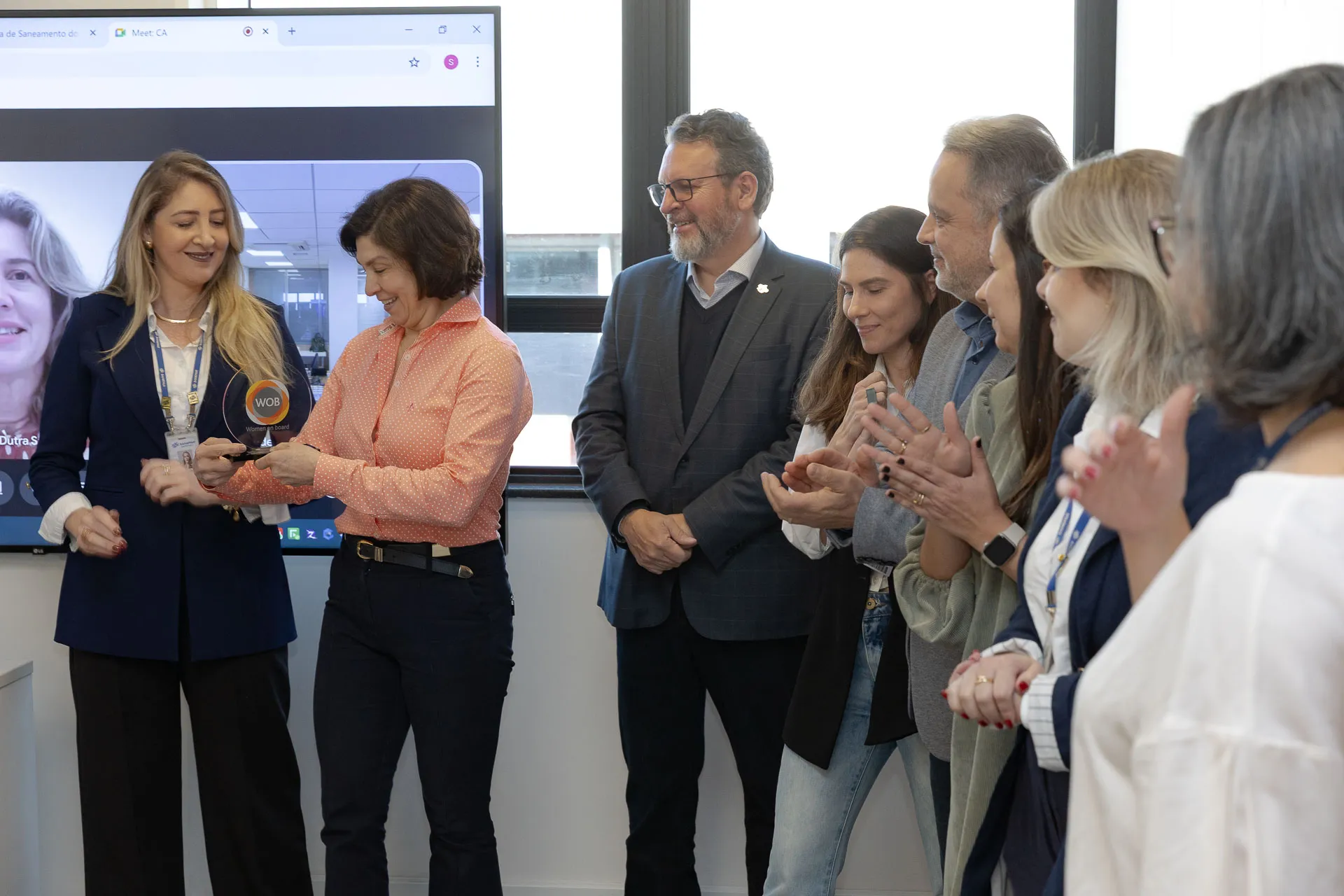 Representantes da Diretoria, Conselho de Administração e Comitê ASG recebem o selo WOB. 