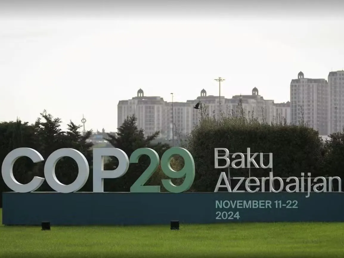 Um letreiro da 29ª Conferência das Nações Unidas sobre Mudanças Climáticas, tendo ao fundo a paisagem urbana de Baku, capital do Azerbaijão, em 31 de outubro de 2024. — Foto: REUTERS/Aziz Karimov