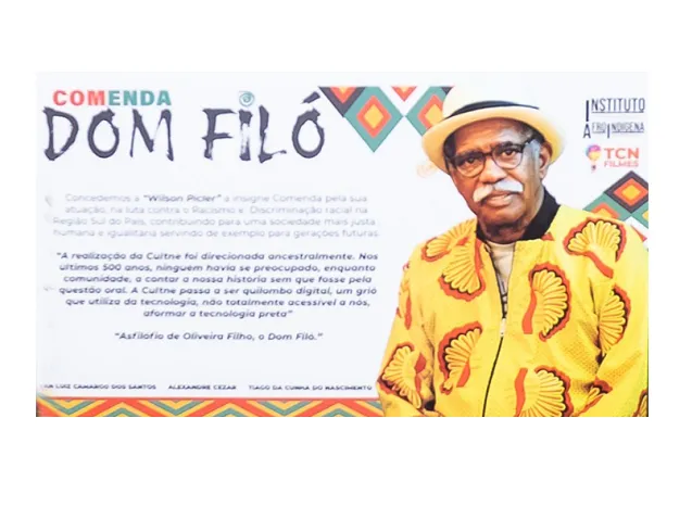 Imagem de um homem negro ao lado de um texto de homenagem à cultura afro.